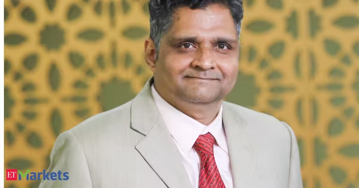 UTI AMC's V Srivatsa Warns of High Midcap Valuations, Favours Largecaps on Risk-Reward Basis