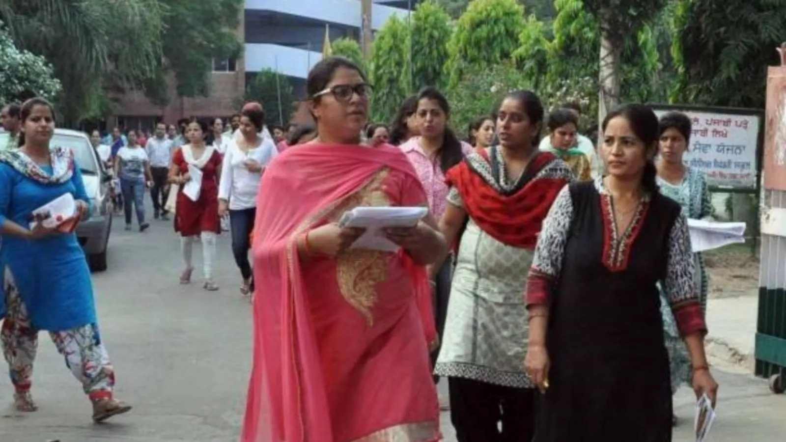 West Bengal Issues Show-Cause Notices to 450 BEd Colleges Over 'Cash-for-Degree' Allegations